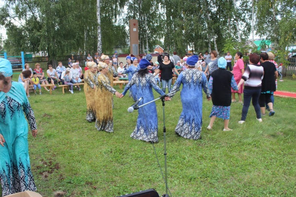 Зур Бирәзәләр Көнбатышлар белән бергәләп бәйрәм итте