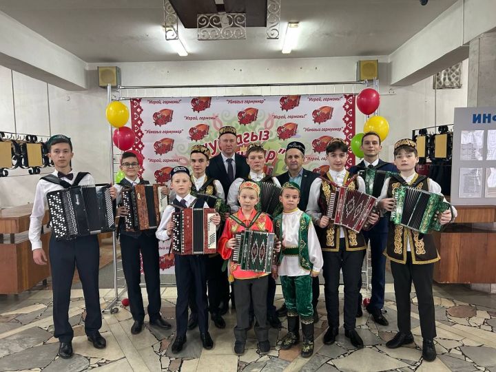 Иң яшь гармунда уйнаучы Ильяс Нуретдинов тальян гармуны белән бүләкләнде