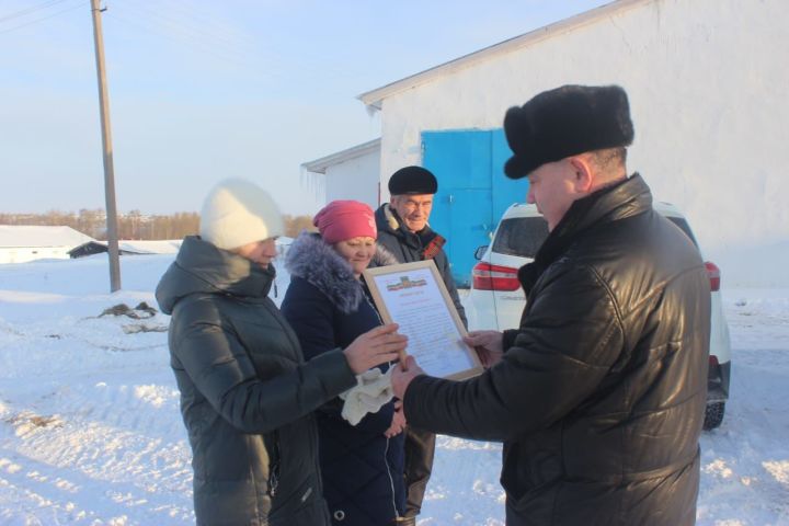 Узган елның алдынгылары бүләкләнде