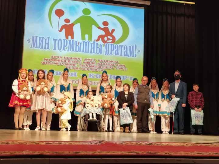 Ике күзе дә күрмәгән Илгизәр Хөсәенов үзе баянда уйнап “Язгы гөлем”не башкарды