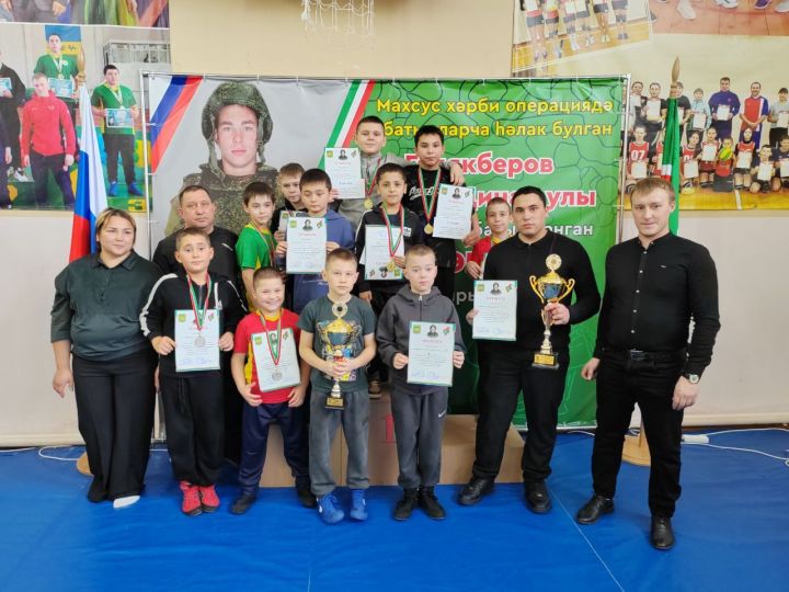 Кәче мәктәбе спорт залында махсус хәрби операциядә батырларча һәлак булган Кәче егете Руслан Галәкбәров истәлегенә көрәш ярышы узды