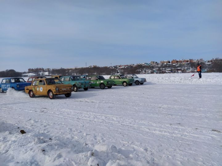 “Запорожец”лар һәм ретромашиналар белән мавыгучылар клубы автоузышлар үткәрде 