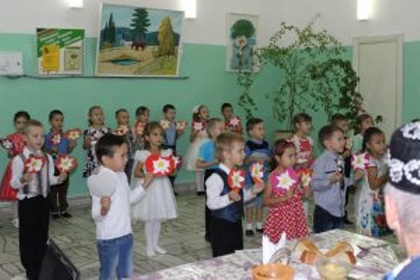 Арчаның 2 нче бакча балалары әби-бабайларга бәйрәм бүләк итте