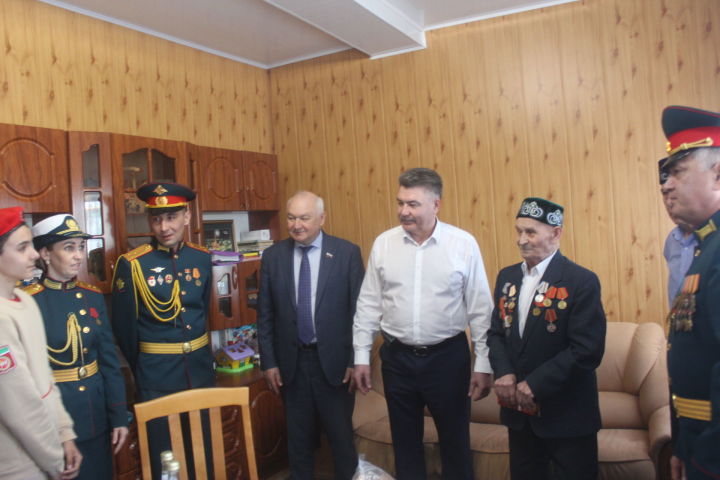 Сугышы ветераны Равил ага Фазлыев башыннан кичкәннәрне сөйли