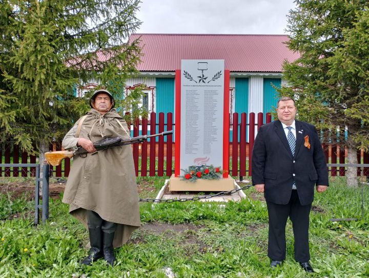 Чулпан авылында һәйкәл янында
