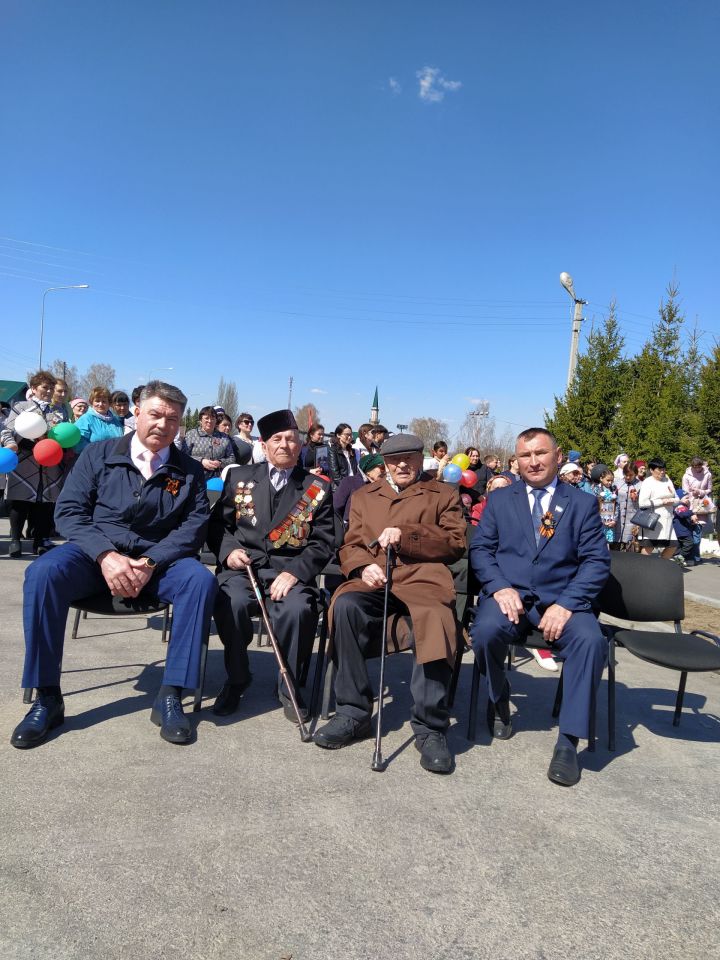 Яңа Кенәрдәге бәйрәмдә авылның сугыш ветераны Мидхәт Сәфәров та катнашты