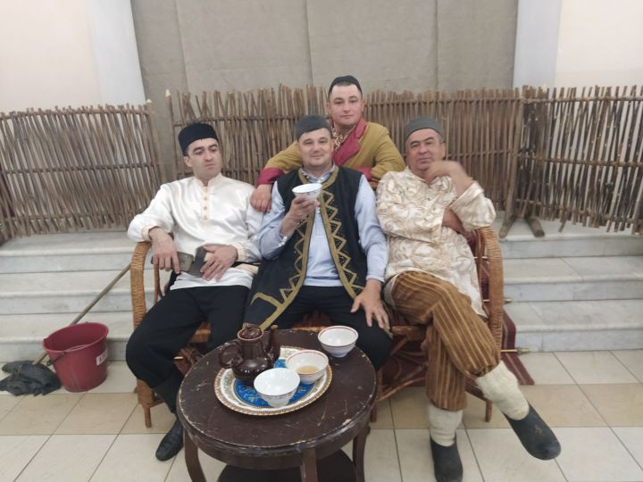 Печән базары яки... бии торган курчаклар