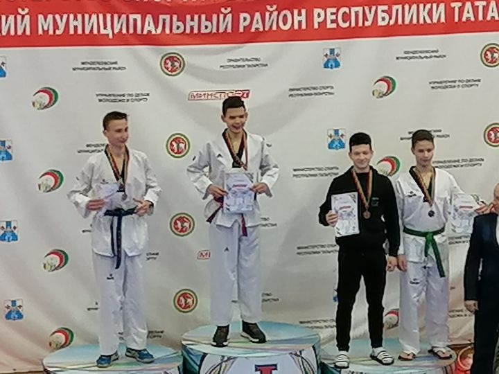 Җиңүләр белән Менделеевскидан кайттылар