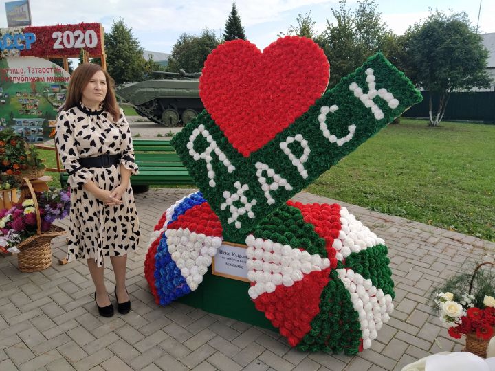 Очрашуның шаһите – ап-ак чәчәккә күмелгән алмагач һәм зәңгәр күк йөзе