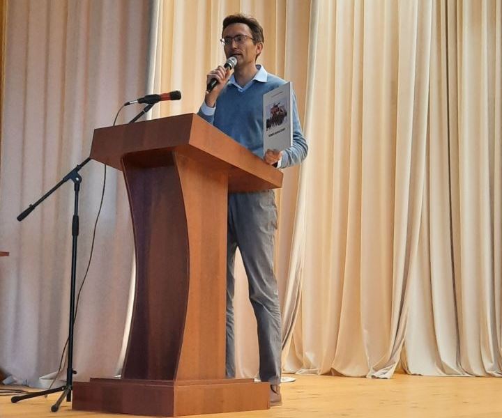 «Казан арты» музее хезмәткәрләре Балтачта китап тәкъдир итте