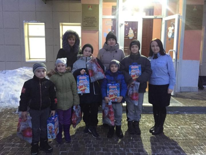 Полиция Кыш бабае бүләкләр өләште