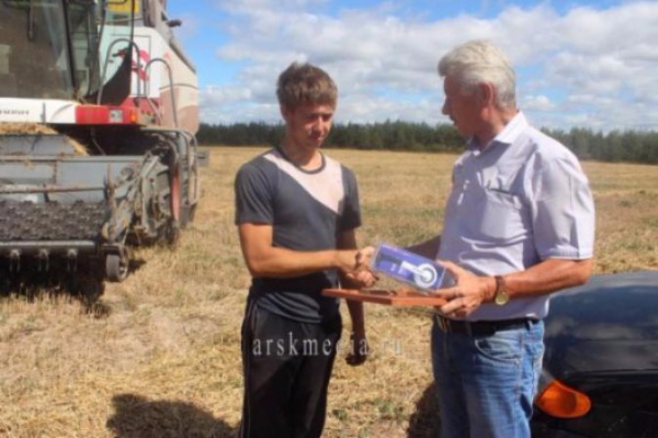 Алдынгы комбайнчылар бүләкләнде