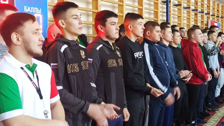 Яңа Кенәр мәктәбе спорт залында зурлар арасында район башлыгы призына көрәш булды