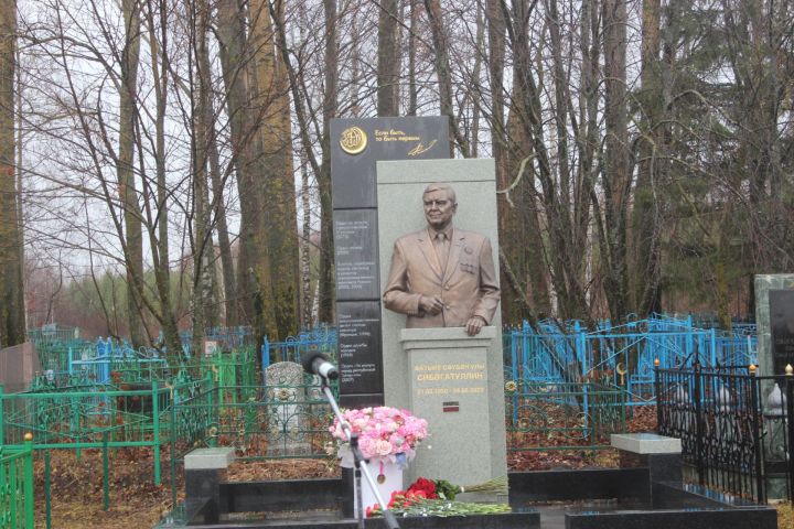 Легендар шәхескә һәйкәл ачылды
