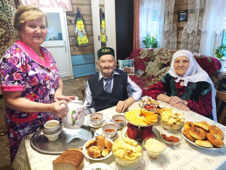 Бүген алар бик бәхетле картлык кичерә