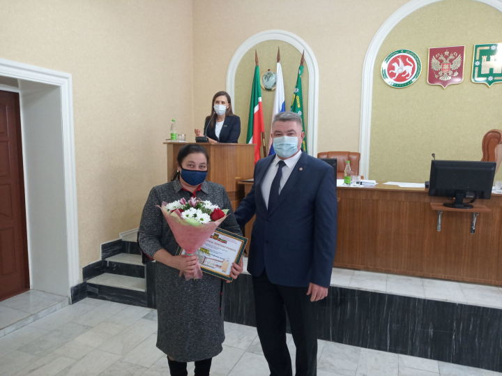 Район башлыгы бүләкләде